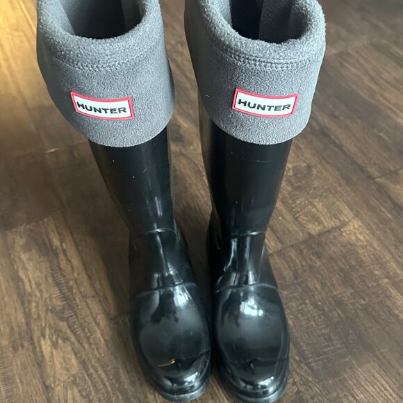Hunter Tall Rain Boots — Black  — Women's Size 6 w/ Fleece Boot Socks - Picture 1 of 4